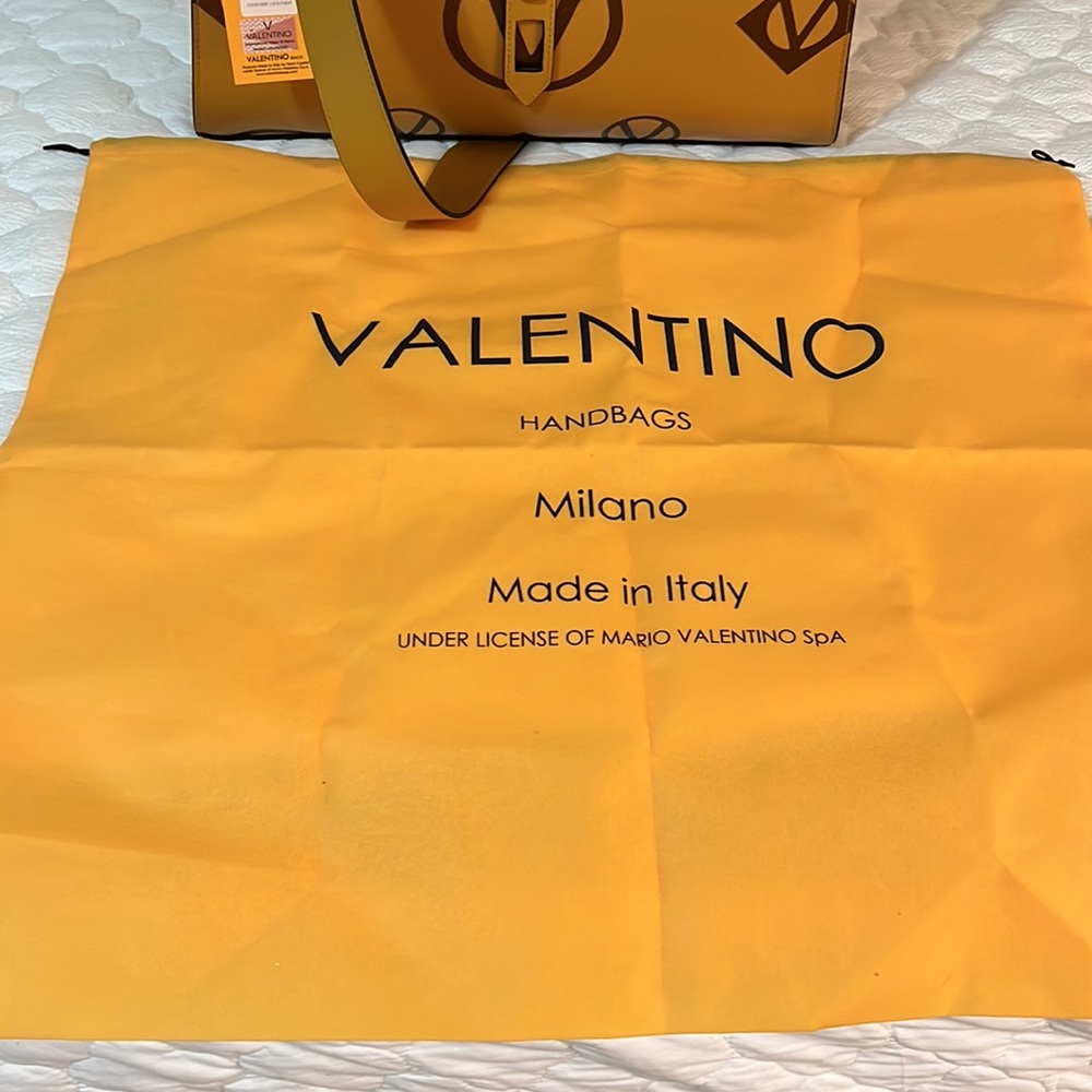 VALENTINO
HANDBAGS - Picture 2 of 8